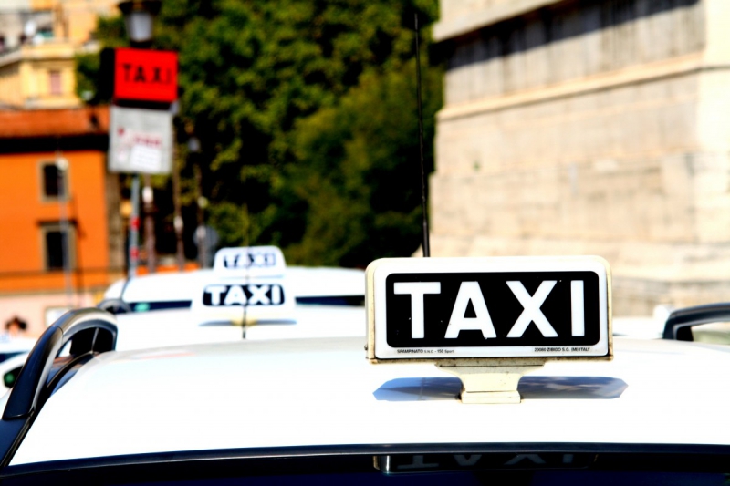 taxis-CIPIERES-min_taxi_auto_rome_road_white-1051610